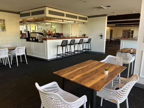 Un restaurante u otro lugar para comer en John Hunter Motel Muswellbrook