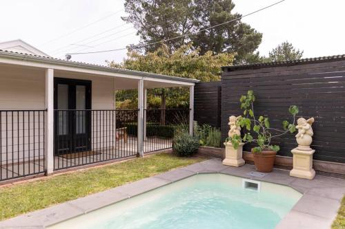Φωτογραφία από το άλμπουμ του COOKS HOUSE - 4 BEDROOM WEATHERBOARD IN LAURISTON σε Lauriston