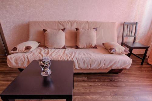 モスクワにあるCity Inn Apartments Savelovskayaのリビングルーム(ソファ、テーブル付)