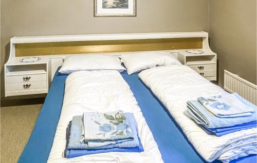een bed met handdoeken in een kamer bij Cozy Home In Repvg With House A Panoramic View in Repvåg