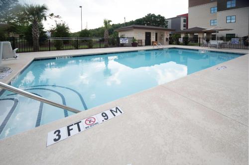 Piscina di Staybridge Suites - Summerville by IHG o nelle vicinanze