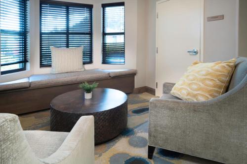 Area soggiorno di Staybridge Suites - Summerville by IHG