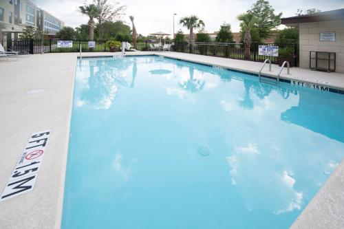 Piscina di Staybridge Suites - Summerville by IHG o nelle vicinanze
