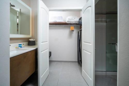 Cucina o angolo cottura di Staybridge Suites - Summerville by IHG