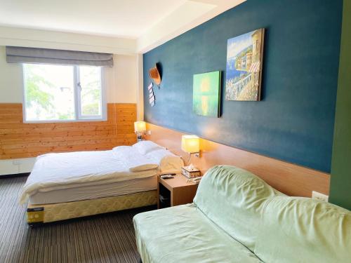 Una cama o camas en una habitación de Breeze and Waves Hostel