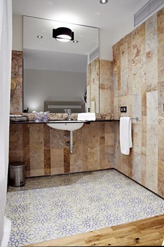 a bathroom with a sink and a mirror at Hotel Rural Doña Berenguela in Bolaños de Calatrava