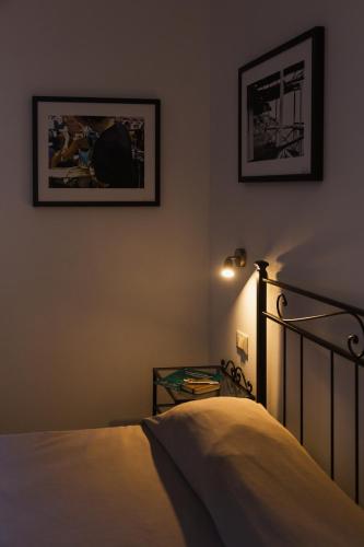a bedroom with a bed and a picture on the wall at Agriturismo La Facenda in Albinia