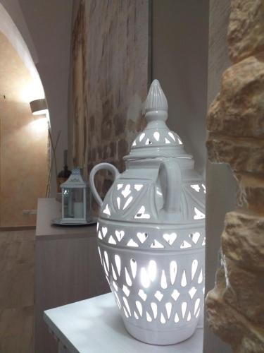 a white vase sitting on top of a counter at Casa Vacanze Fiore di Loto in Leporano