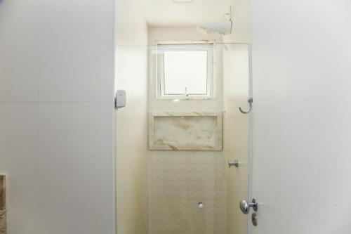 Bathroom sa Agradável no Leme - 100m da praia - GS703 Z5