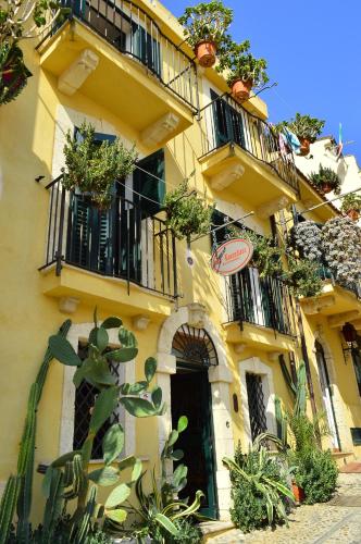 Το κτήριο όπου στεγάζεται  το bed & breakfast