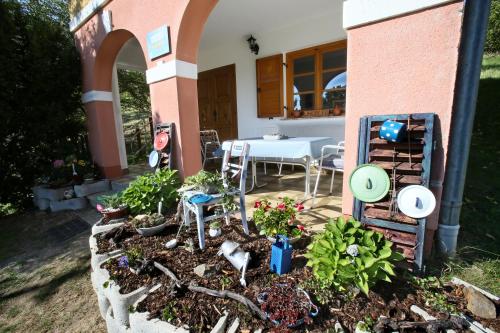 a garden in front of a house with a table at Kellerstöckl im Uhudlerland in Moschendorf