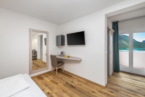 Hotel Londra Slow Living Molvenoにあるテレビまたはエンターテインメントセンター
