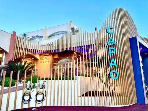 un bâtiment avec un panneau devant lui dans l'établissement CAPAO Beach Hôtel, au Cap d'Agde