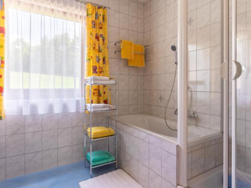 ห้องน้ำของ Tranquil Holiday Home in Aywaille with bubble bath