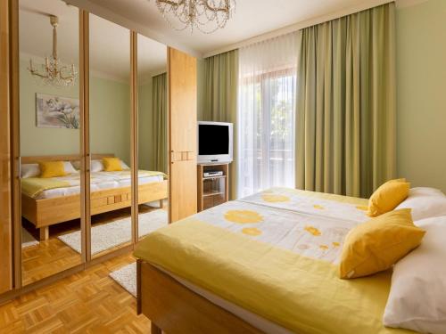 Un pat sau paturi într-o cameră la Tranquil Holiday Home in Aywaille with bubble bath