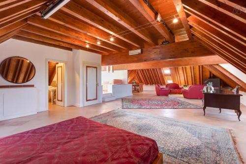 ein Schlafzimmer mit einem Bett und ein Wohnzimmer in der Unterkunft Villa Strampelli in Pomezia