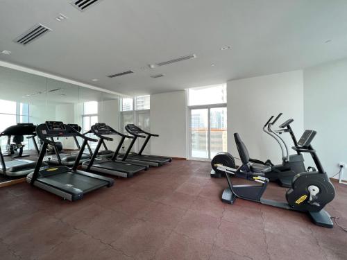 Fitness centrum a/nebo fitness zařízení v ubytování GuestReady - Spacious and tastefully furnished studio in Business Bay!