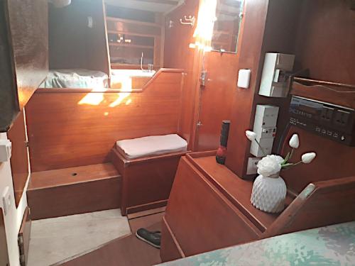 Ванна кімната в Voilier logement spacieux à louer au port - Gruissan Plage - 11 Aude