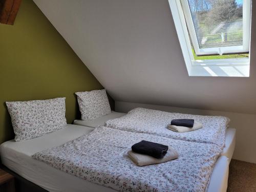 Ein Bett oder Betten in einem Zimmer der Unterkunft Ferienwohnung Forsthaus