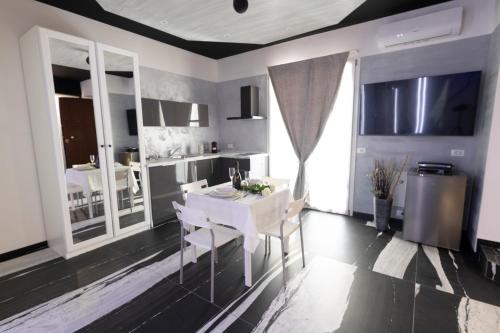 a kitchen and dining room with a table and chairs at Garda fantasy green jacuzzi sauna piscina in Desenzano del Garda