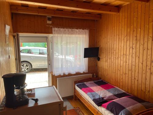 a bedroom with a bed in a room with a window at Gábor Magánszállás Nagykanizsa Alkotmány út 195 in Palin