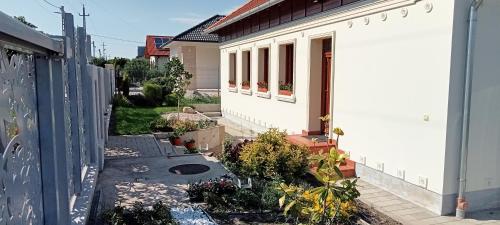 a view from the outside of a house at Bíbic Apartman C in Kápolnásnyék