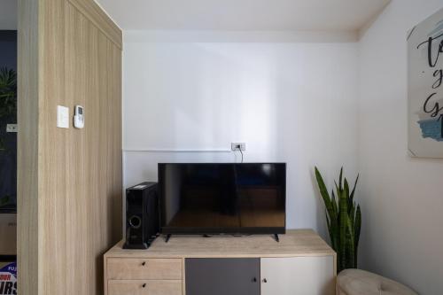 Телевизор и/или развлекательный центр в Bella Vita at Grace Residences