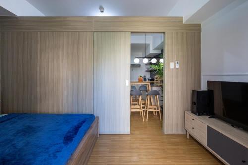 Телевизор и/или развлекательный центр в Bella Vita at Grace Residences