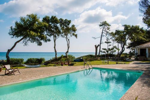 Azzuro Beach House - On the Beach & Private Pool, by ZanteWize