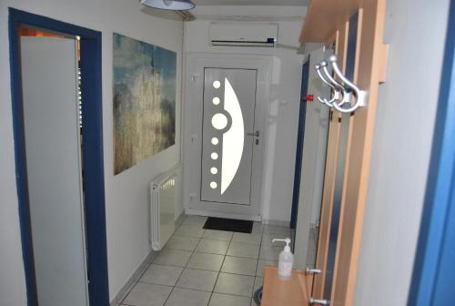 korytarz z drzwiami w pokoju w obiekcie Apartment LAGUNA 64 w mieście Izola