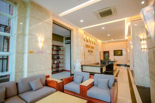 um átrio com dois sofás e uma secretária num edifício em Minh Toan Athena Hotel em Da Nang