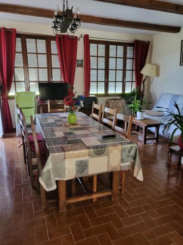 une salle à manger avec une table et des chaises dans l'établissement Domaine du gros pata, à Vaison-la-Romaine