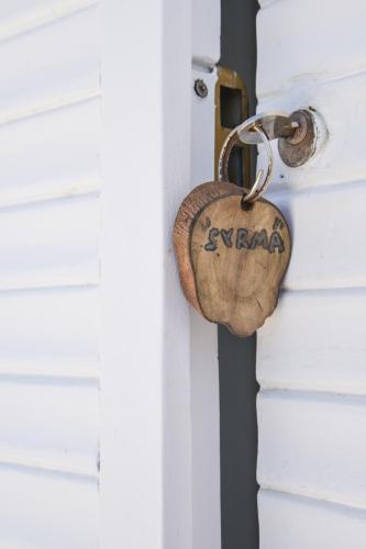 a heart shaped lock on a door at Fisherman's Syrma House in Pachaina