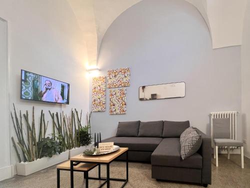 una sala de estar con un sofá y una mesa en Nice House San Biagio - Luxury Full Apartment, en Lecce