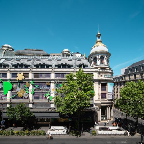 un grand bâtiment surmonté d'un dôme dans l'établissement Joro Living, à Paris