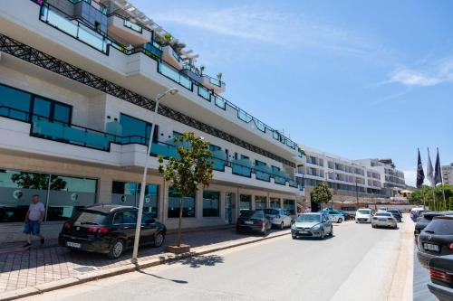 ヴロラにあるBay Inn Apartment Sea Frontの車道