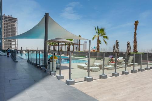 Kolam renang di atau dekat dengan Bloom Height Tower