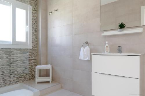 een badkamer met een toilet, een wastafel en een douche bij Gran Villa Roquetas Beach & Golf Playa Serena in Roquetas de Mar