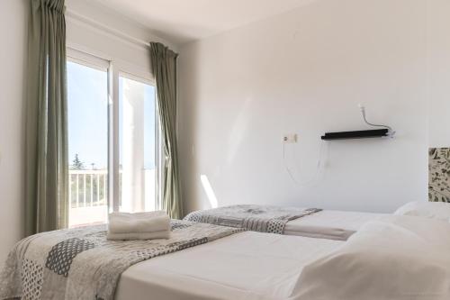 Posteľ alebo postele v izbe v ubytovaní Gran Villa Roquetas Beach & Golf Playa Serena