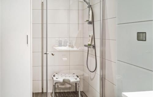 Bilik mandi di Nice Apartment In Kristiansand With Wifi And 2 Bedrooms