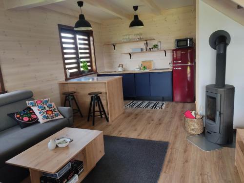 Una cocina o zona de cocina en Wdzydzka Chatka