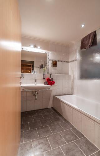 Un baño de Hotel Astrid - Ski In - Ski Out