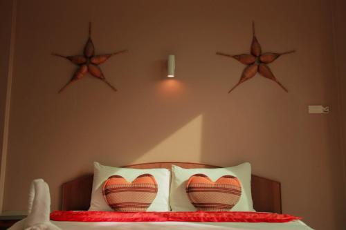 Łóżko lub łóżka w pokoju w obiekcie Thai Lao Resort and Spa โรงแรมไทลาว รีสอร์ท แอนด์ สปา