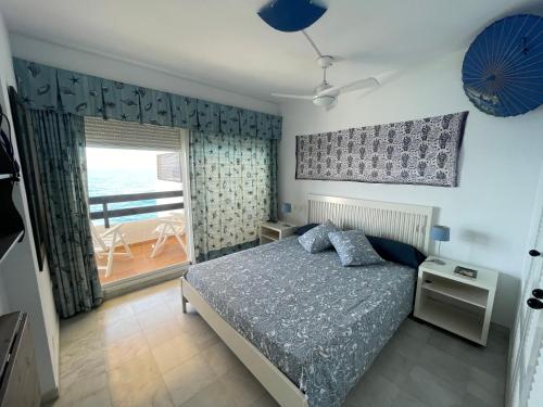 Un dormitorio con una cama y un balcón. en Cala Marina, en La Herradura