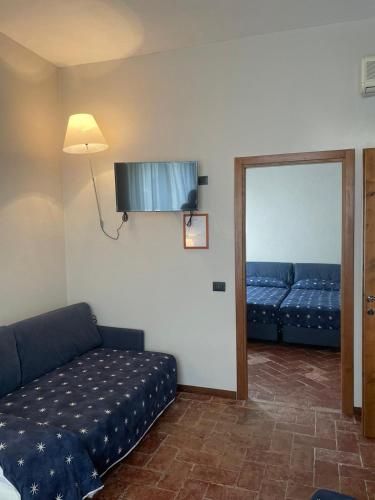 a living room with a couch and a bed at Locanda del Glicine in Campagnatico