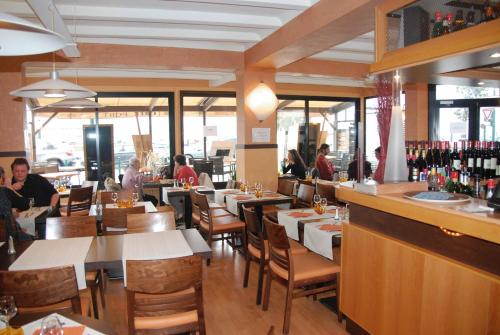 Ресторант или друго място за хранене в Hôtel Du Port