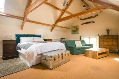 Uma cama ou camas num quarto em Lower Severalls Farmhouse