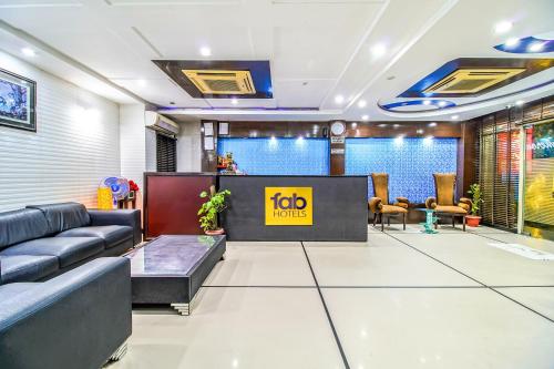 een wachtkamer met een bank en een tafel bij FabHotel Cameron in New Delhi