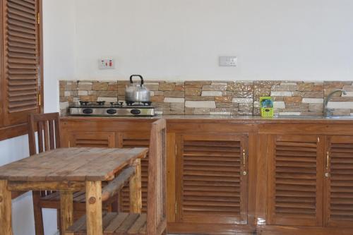 A kitchen or kitchenette at New Arisen Bungalows