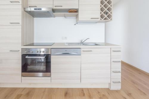 Dapur atau dapur kecil di Praga Apartments & Restaurant Zell am See-Kaprun